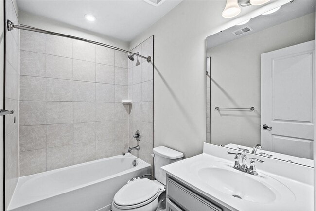 Building Photo - Elegant Townhome Close to I-95 and Downtow...