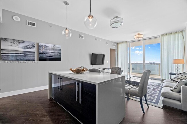 Building Photo - 2020 N Bayshore Dr