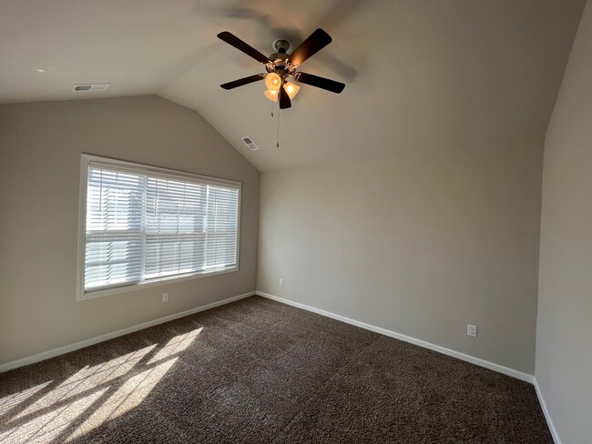 Building Photo - **Move in Special: $300 Off First Month's ...