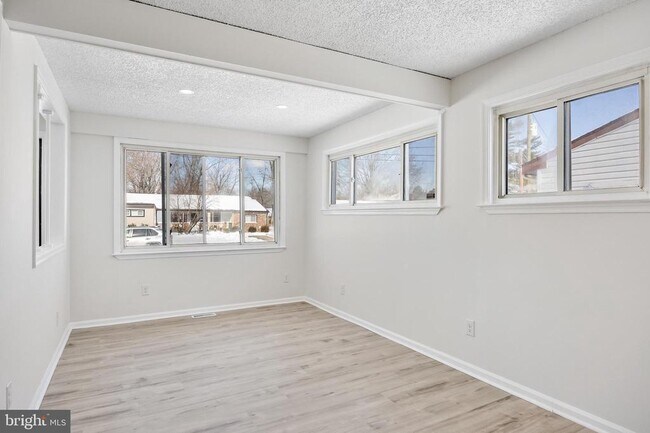 Building Photo - 605 Tait Rd