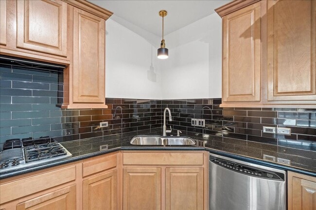 Building Photo - Fabulous Highrise Condo with Stripe Views!