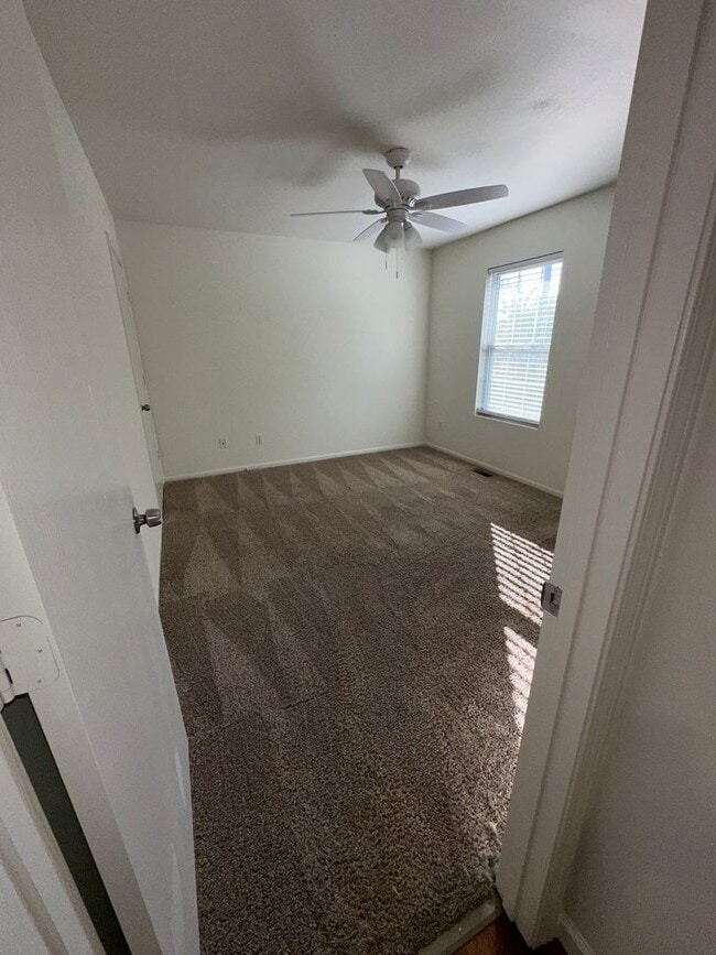 Building Photo - 5 Grn Mdws Rd