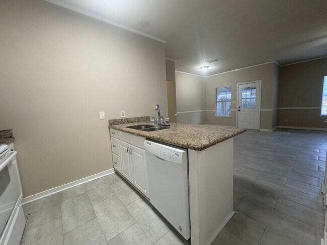 Building Photo - 2012 Red Oak Dr