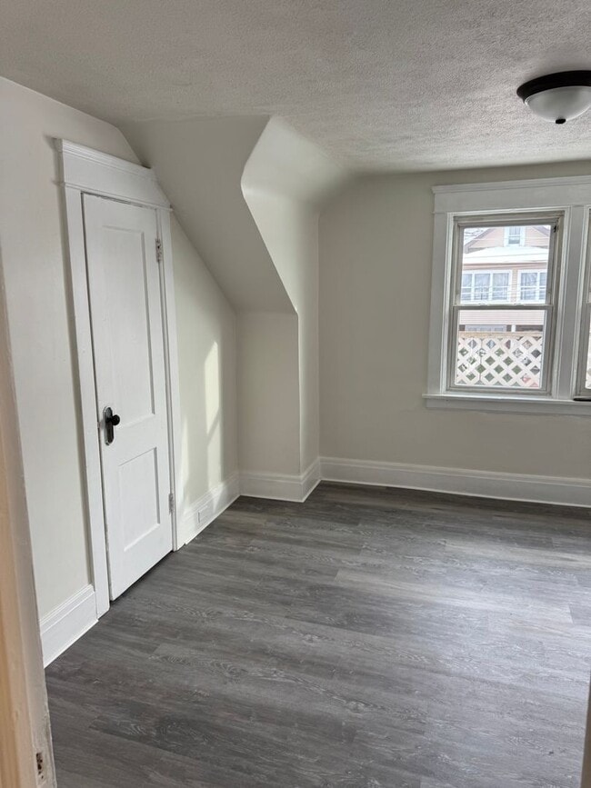 Building Photo - Single Family Home 3 bedroom 1 bath new paint flooring with basement fenced in yard