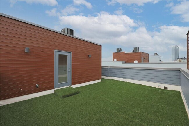 Building Photo - 1515 S Akard St