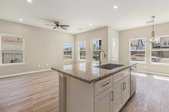 Building Photo - 4645 Larkspur St
