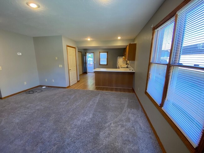 Building Photo - Great 2 bedroom 1.5 bathroom  Duplex