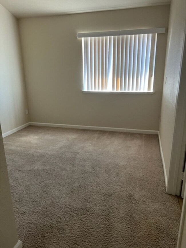 Building Photo - Spacious 4-Bedroom Home in a Quiet Tracy C...