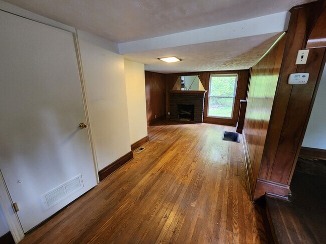 Building Photo - 3 Bedroom 1 bath HomeCharming Updated Home in Quiet Bedford Neighborhood