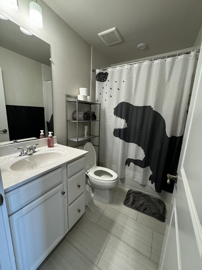 Building Photo - Luxurious 4-Bedroom Townhouse with 3.5 Bat...