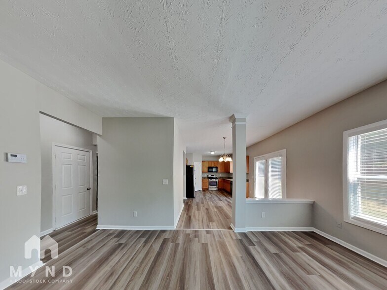 Building Photo - 2250 Village Green Dr