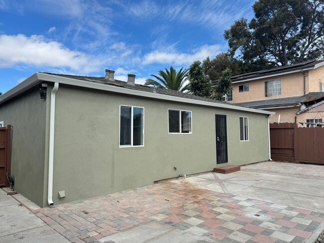 Building Photo - Charming 2 bedroom, 1 bathroom house