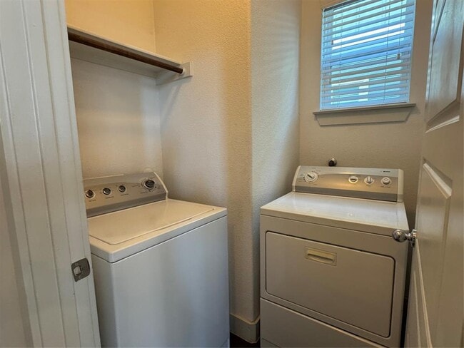 Building Photo - 1413 Casa Dr