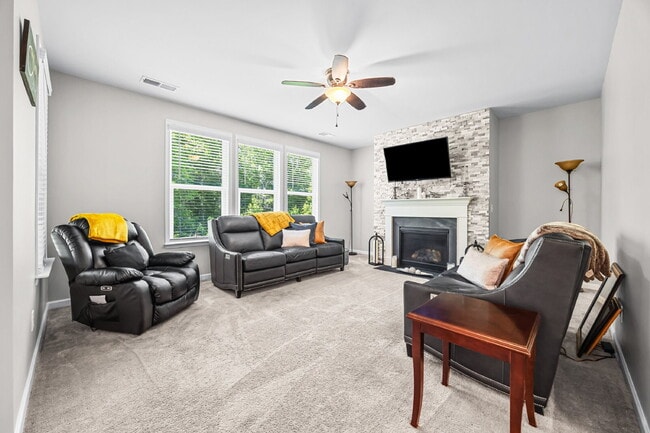 Building Photo - Amenity-Rich Neighborhood!