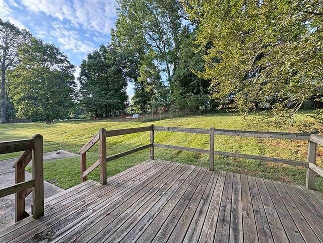 Building Photo - 808 Helton Dr