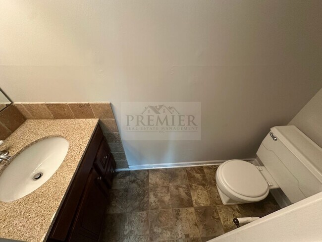 Building Photo - 3 bed / 1 bath duplex for rent - $1425- re...