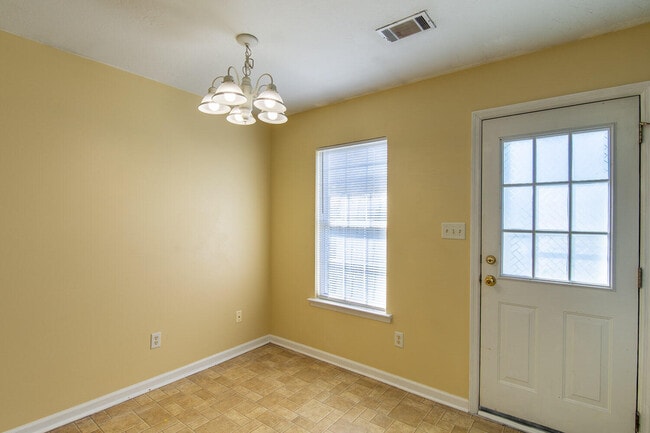 Building Photo - 113 Ginkgo Ln