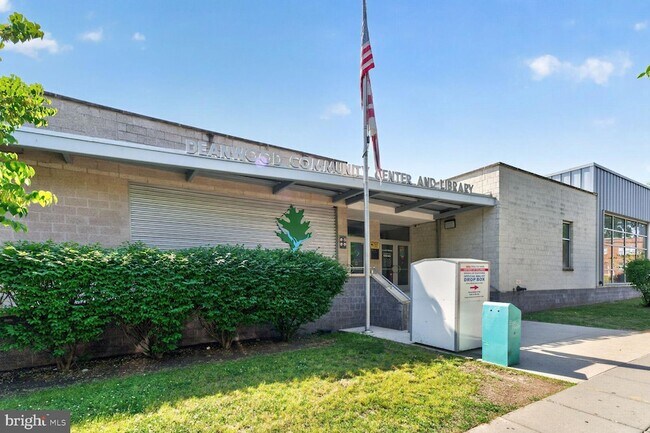 Building Photo - 6004 Clay St NE