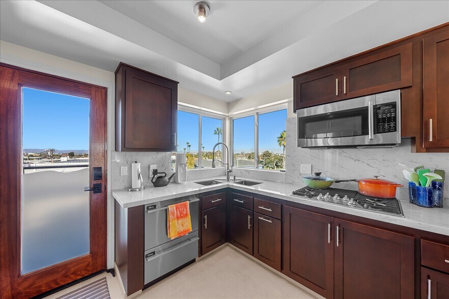 Building Photo - 760 Manhattan Beach Blvd