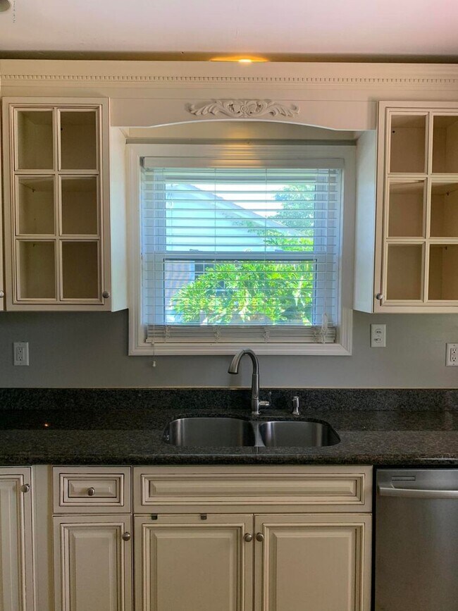 Building Photo - Charming 2/1 in the heart of St. Nicholas