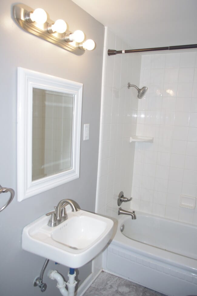 Building Photo - 501 N Pecan St