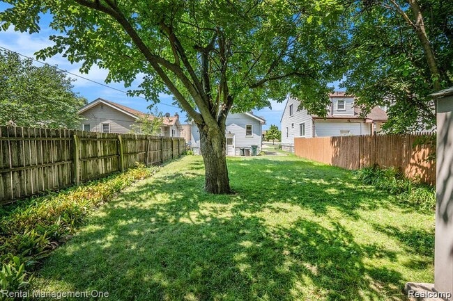 Building Photo - 838 Pinecrest Dr