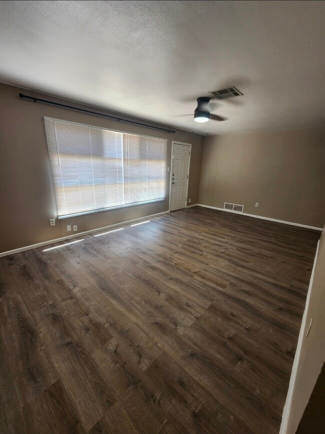 Building Photo - 3 bed 2 bath home with 1 car garage