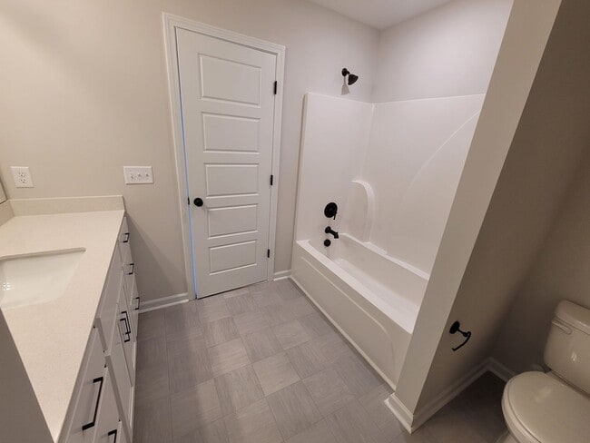 Building Photo - Modern townhome in beautiful Mallory Creek Subdivision