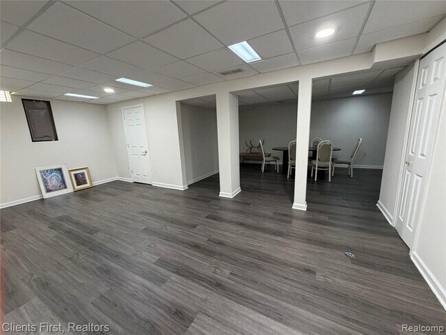 Building Photo - 7043 Foxridge Dr