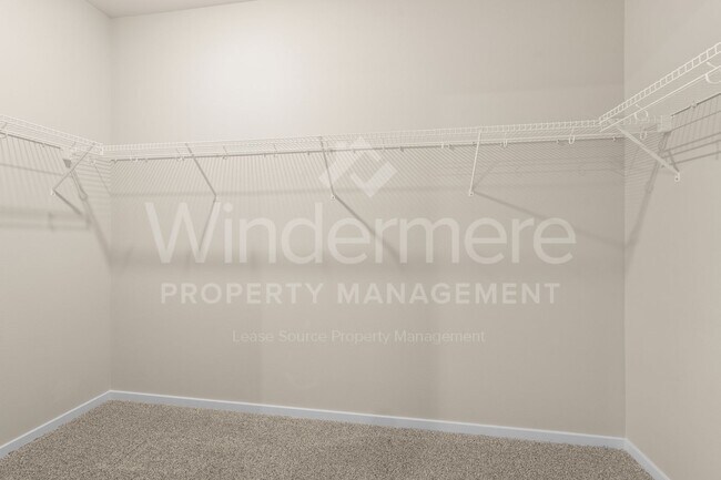 Building Photo - Welcome to this stunning 4-bedroom, 2-bathroom home located in the heart of Spokane, WA.