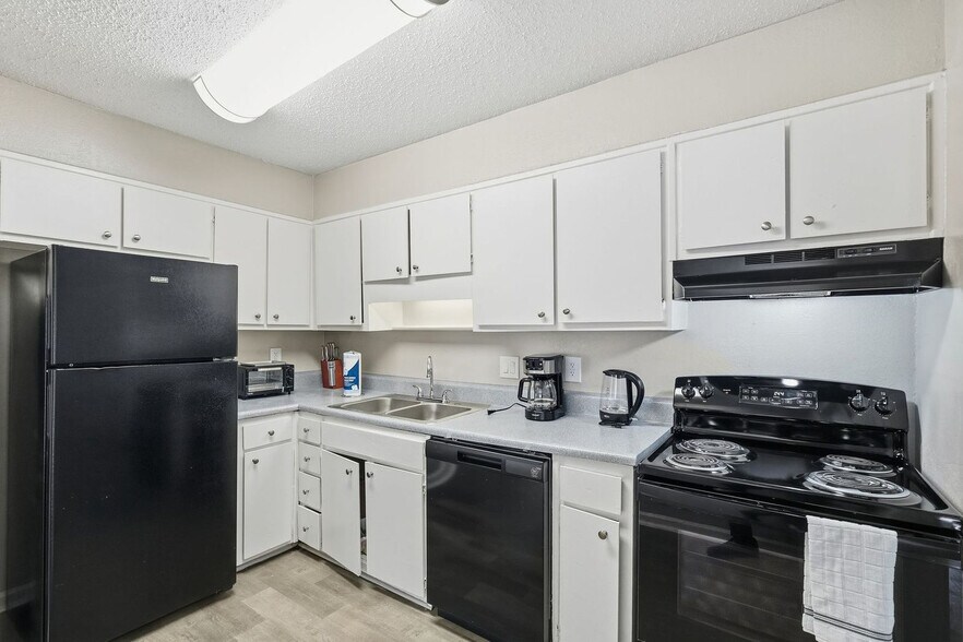 Building Photo - 1302 Stone Mill Cove