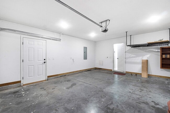 Building Photo - 402 Kings Rd