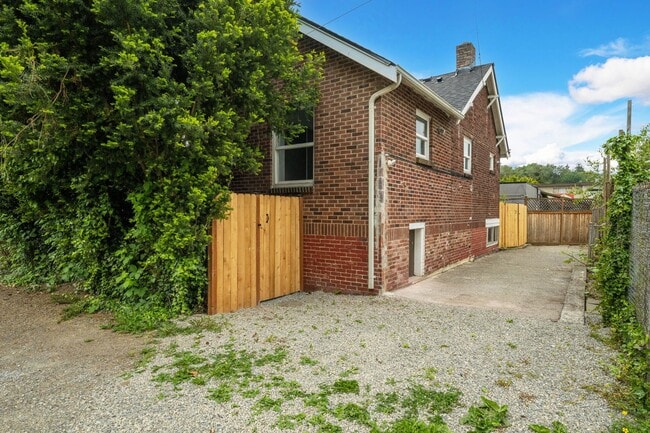 Building Photo - 2bd/1ba Seattle Home