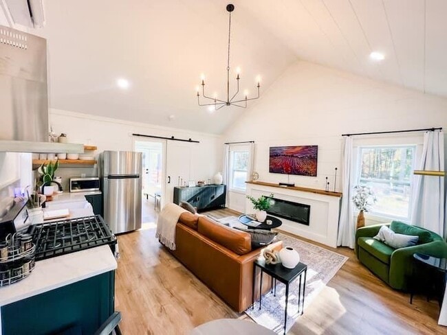 Building Photo - 300 Burbano Creekside Lndg