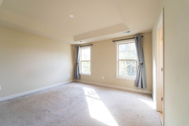 Building Photo - Stunning Centreville Townhome With Excellent Commuter Access