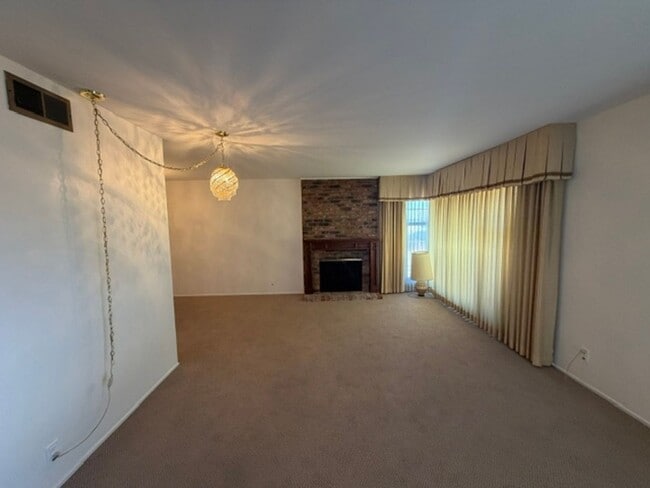 Building Photo - 460 Mariposa Dr