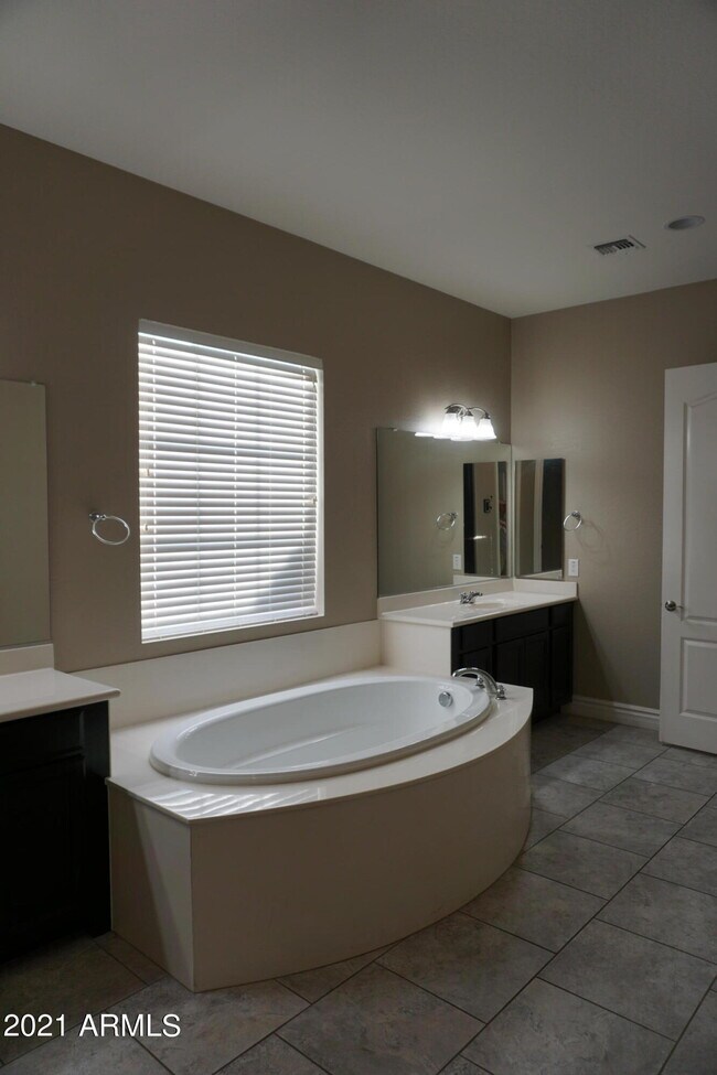 Building Photo - 4287 E Yellowstone Pl
