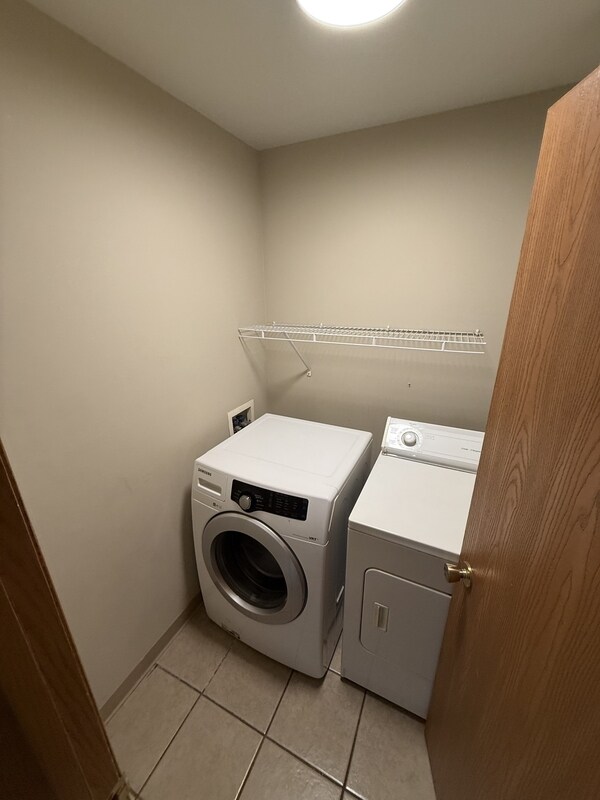 Building Photo - 215 Jewel Dr