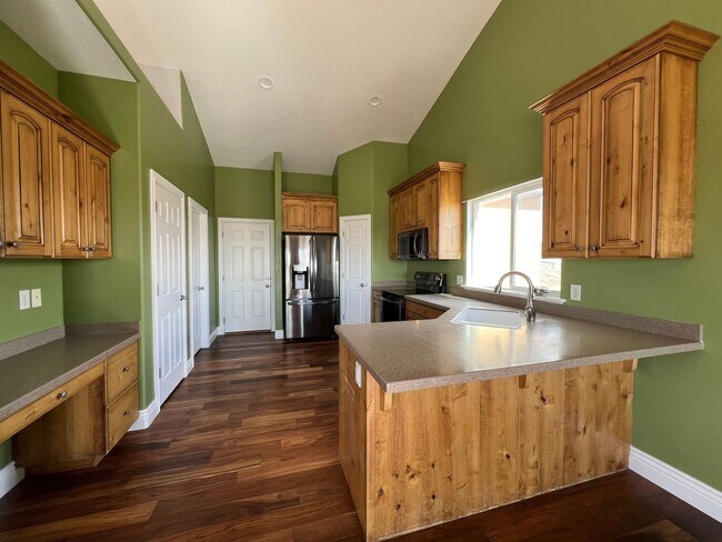 Building Photo - Beautiful Stockton Home with Stunning Moun...