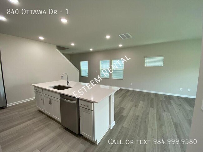 Building Photo - 840 Ottawa Dr