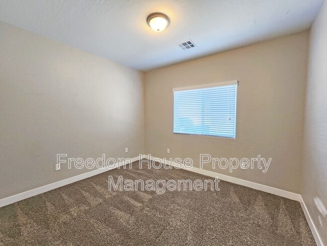 Building Photo - 1111 Sixshooter Ave