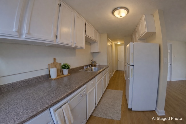 Building Photo - 3D Tour Available - Centrally located 1 bedroom unit in 4 plex with Washer and Dryer on site! Ava...