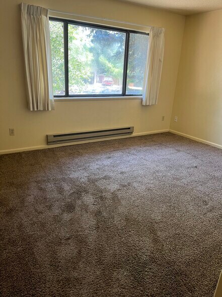 Mastr Bdrm - 590 N Woodruff Ave