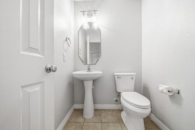 Building Photo - 2711 Wallingford Pnes