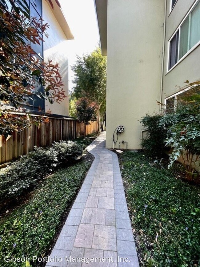 Building Photo - 2 br, 1 bath House - 155 N El Camino Real #5