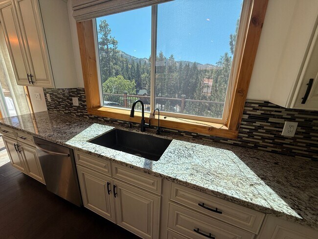 Building Photo - Stunning 4-Bedroom Home with Amazing Views, EV Charger & Solar in Big Bear!