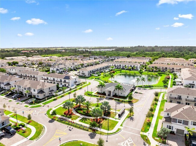 Building Photo - 818 SE 17th St