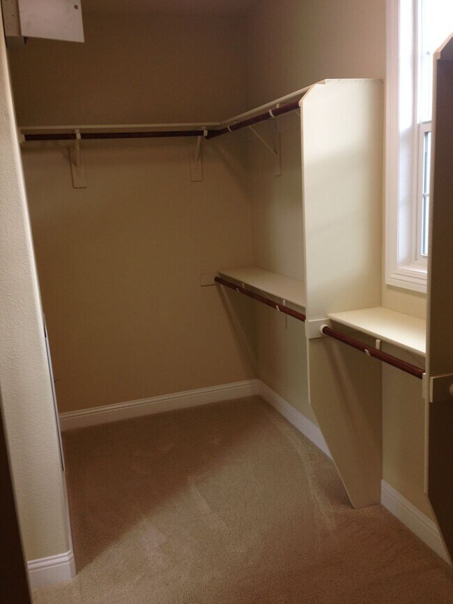 Building Photo - Gorgeous Model Spacious Folsom Unit!