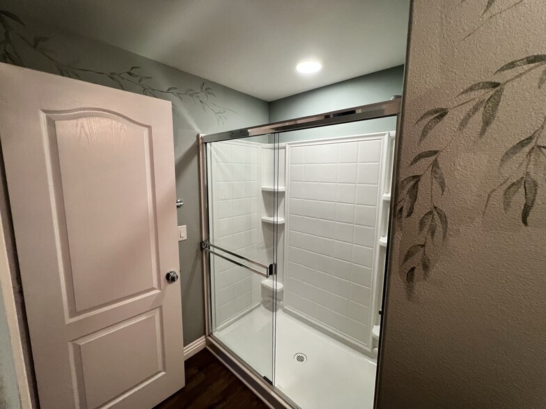 Main floor bathroom - 9931 Leavesly Trl