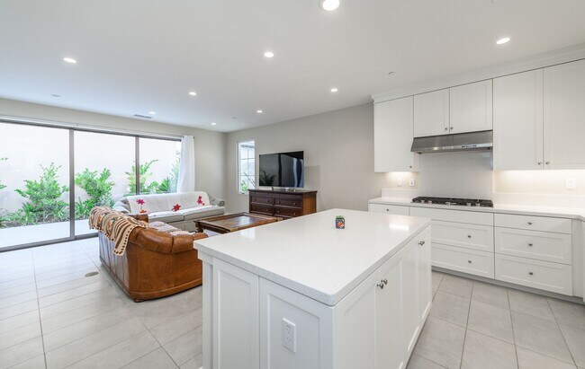 Building Photo - 3bedroom/3 bath/Gated Orchard Hill/Detached House for rent